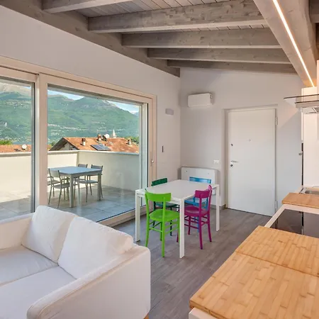 Family With Pool And Amazing Panoramic Penthouse Сasa de vacaciones Colico