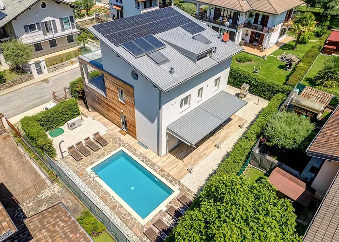 Vakantiehuis Family With Pool And Amazing Panoramic Penthouse Colico