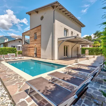 Family With Pool And Amazing Panoramic Penthouse Semesterbostad Colico